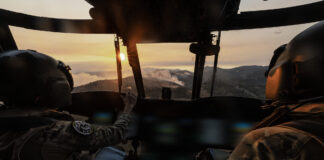 USA verlangen: Europa soll NATO-Last bis 2027 fast alleine schultern Blick aus Hubschrauber-Cockpit – ©Mediacentrum Defensie