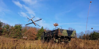 Bundeswehr testet Aufklärungs- und Wirkverbund aus Drohnen Loitering Munition kurz vor dem Auftreffen auf ein Zielfahrzeug – ©GUZ Stark