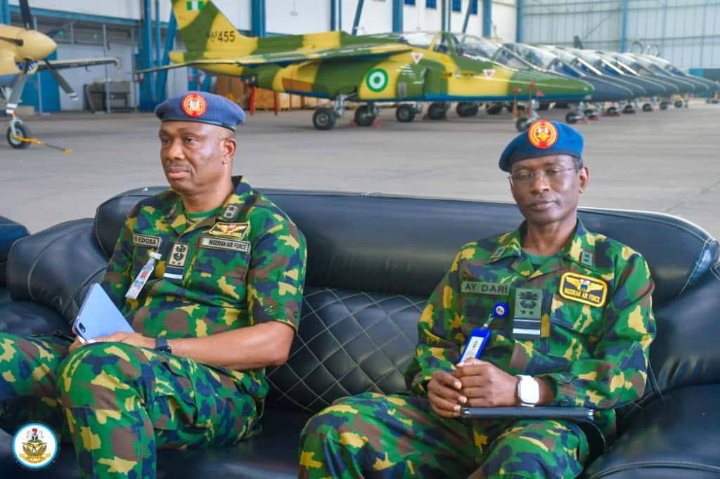 Alpha-Jets der nigerianischen Luftwaffe im Hintergrund eines Pressegesprächs – ©NAF Alpha-Jets der nigerianischen Luftwaffe im Hintergrund eines Pressegesprächs – ©NAF
