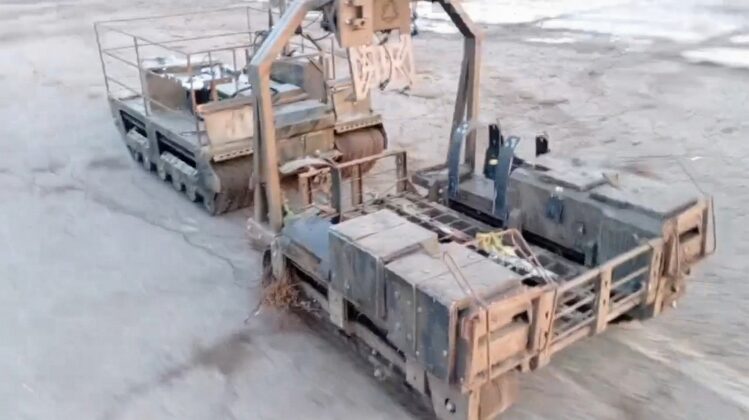 Russischer Kurier schleppt ein erbeutetes ukrainisches UGV vom Typ Termit &uuml;ber den Hof &ndash; &copy;Archiv