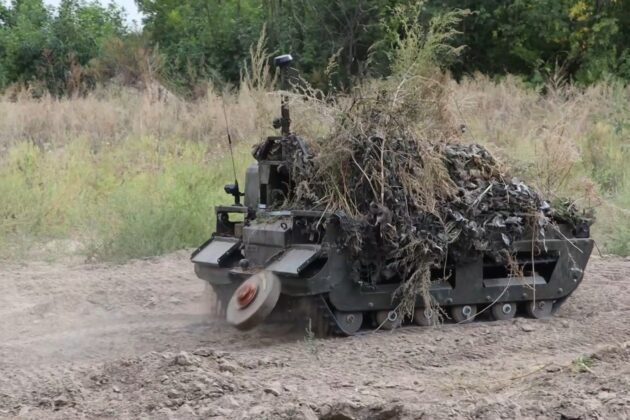 HTPK Kurier beim Verlegen von Panzerminen &ndash; &copy;Archiv