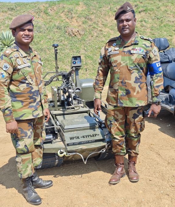 Soldiers in Sri Lanka pose with the HTPK courier during an exercise - ©Archive Soldiers in Sri Lanka pose with the HTPK courier during an exercise - ©Archive