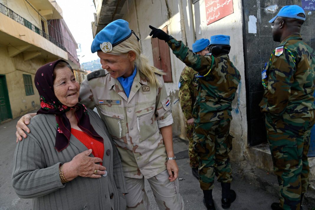 UNIFIL-Friedenssicherungsoffizierin Oberstleutnant Ella Van Den Heuvel umarmt ein Mitglied der Gemeinschaft während der ersten ausschließlich weiblichen Patrouille zu Fuß in Rumaysh, Südlibanon. ©Pasqual Gorriz/UN