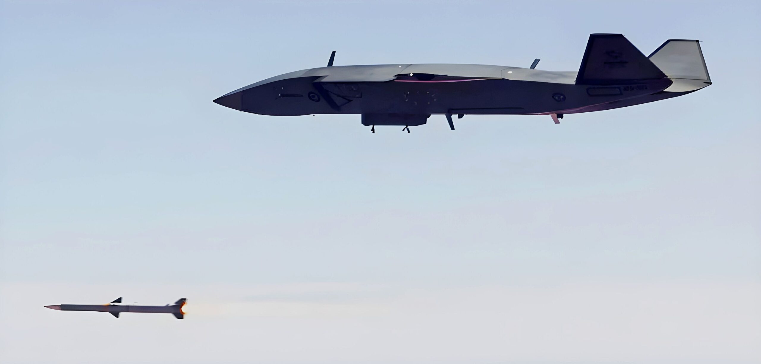 UInbemannte MQ-28A feuert AIM-120 AMRAAM ab – ©Boeing UInbemannte MQ-28A feuert AIM-120 AMRAAM ab – ©Boeing