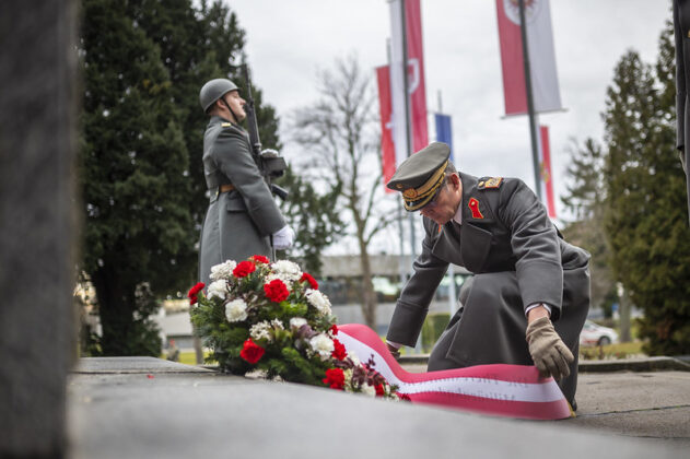Kranzniederlegung am Stiftungstag der MilAk 2025. &copy;Peter Kulec