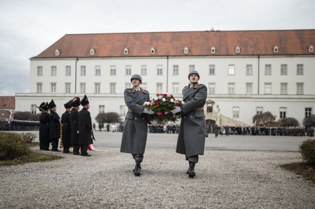 Kranzniederlegung am Stiftungstag der MilAk 2025. &copy;Peter Kulec