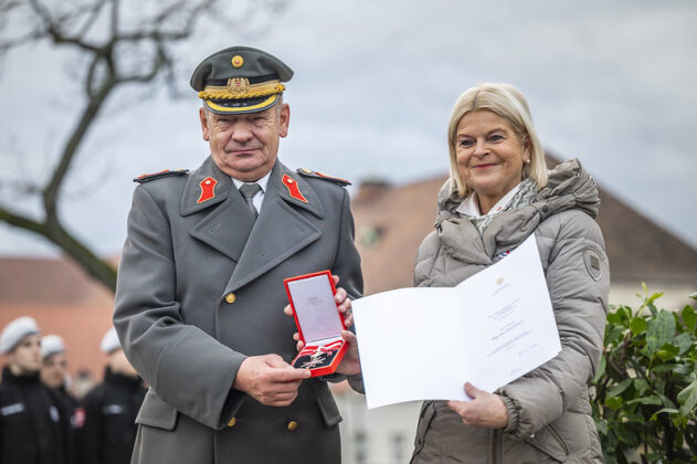 Bundesministerin Tanner und Generalmajor Pronhagl bei der Kommando&uuml;bergabe an der MilAk. &copy;Peter Kulec