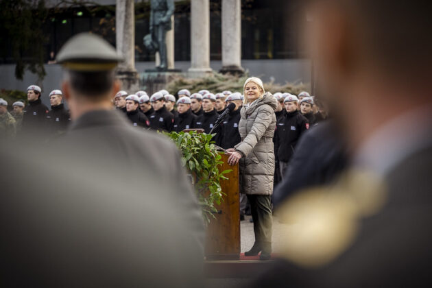 Bundesministerin Klaudia Tanner bei der Kommand&uuml;bergabe an der MilAk. &copy;Carina Karlovits