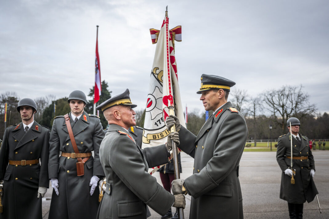 Kommandoübergabe der MilAk an Brigadier Ségur-Cabanac. ©Peter Kulec