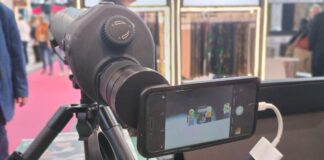 Swarovski Optik: Jerk-free telescopes AT/ST Balance Milipol Paris 2025: ST Balance 14-35x50 with connected smartphone. ©Militär Aktuell/Bendl