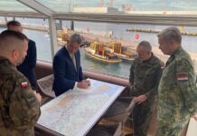 Niederlande und Polen stärken militärische Mobilität Von links nach rechts: General Mendrala, René de Vries (Reichshafenmeister), Oberst Pawel Kwarto und General Jan-Willem Maas. – ©Mediacentrum Defensie