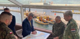 Niederlande und Polen stärken militärische Mobilität Von links nach rechts: General Mendrala, René de Vries (Reichshafenmeister), Oberst Pawel Kwarto und General Jan-Willem Maas. – ©Mediacentrum Defensie