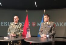 In conversation: Major General Pronhagl and Brigadier Ségur-Cabanac Major General Karl Pronhagl (left) and Brigadier Philipp Ségur-Cabanac at the press briefing. ©Military News/Bendl