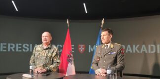 Im Gespräch: Generalmajor Pronhagl und Brigadier Ségur-Cabanac Generalmajor Karl Pronhagl (li.) und Brigadier Philipp Ségur-Cabanac im Pressegespräch. ©Militär Aktuell/Bendl