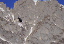 Bundesheer unterstützt bei Waldbrand auf der Nordkette AB212 des Bundesheeres bei Löscheinsatz im Gebirge – ©Bundesheer/Seidner