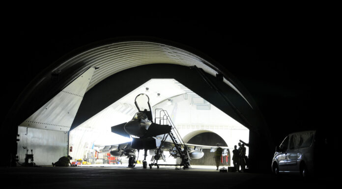 Kampfjets schützen: Flugzeugbunker oder Autobahn? Kampfjets schützen: Flugzeugbunker oder Autobahn? – ©RAF