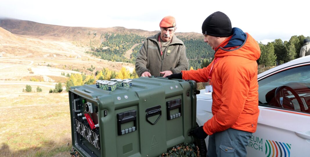 Brigadier Friedrich Teichmann und Gunnar Fleisch, Accurision, bei der Navigation Warfare Exercise 2025. ©Militär Aktuell/Bendl