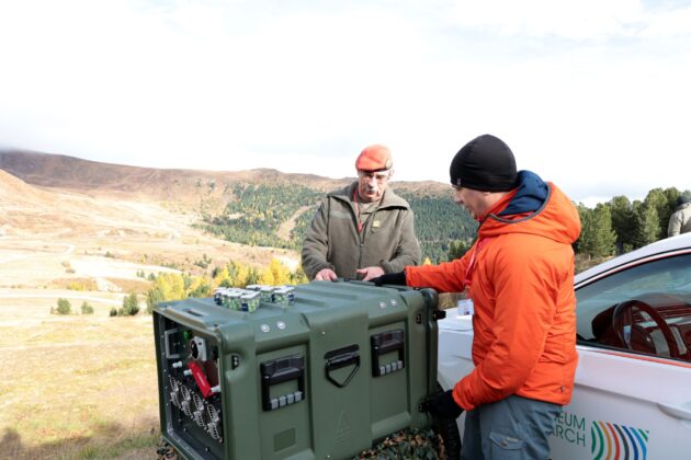 Brigadier Friedrich Teichmann und Gunnar Fleisch, Accurision, beim Skymarshal. &copy;Milit&auml;r Aktuell/Bendl