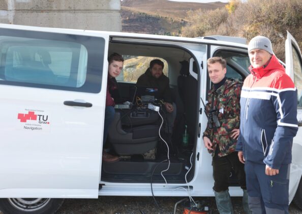 Philipp Berglez, TU Graz, mit Team bei der NavWar Exercise 2025. &copy;Milit&auml;r Aktuell/Bendl