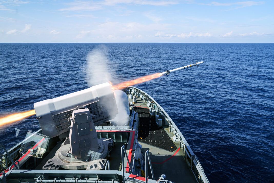 Die Korvette Oldenburg verschießt einen Luftziel-Flugkörper RAM Rolling Airframe Missile – ©Bundeswehr/Theska