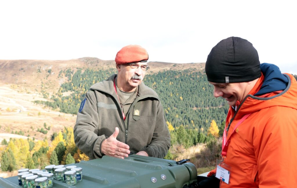 Brigadier Friedrich Teichmann und Gunnar Fleisch, Accurision, bei der Navigation Warfare Exercise 2025. ©Militär Aktuell/Bendl