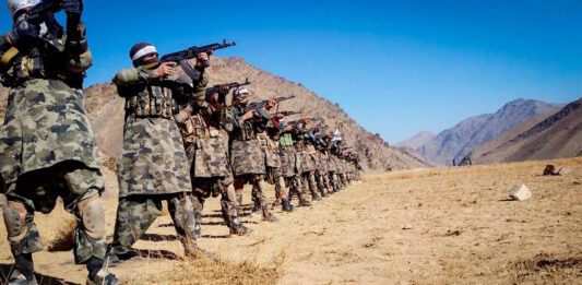 Taliban-Kämpfer trainieren – ©Alamy