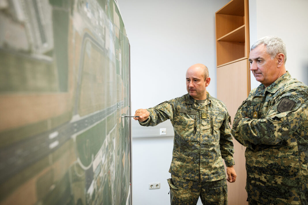 Brigadier Dieter Muhr and Colonel of the Intendance Service Dietmar Huber with Militär Aktuell editor-in-chief Jürgen Zacharias - ©Sebastian Freiler