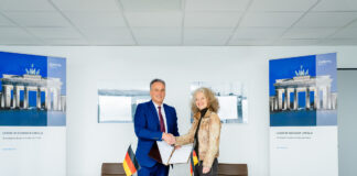 Diehl Defence und die Universität der Bundeswehr München kooperieren Eva-Maria Kern, Präsidentin der Universität der Bundeswehr München, und Helmut Rauch, CEO von Diehl Defence, nach der Unterzeichnung der gemeinsamen Absichtserklärung – ©Diehl Defence