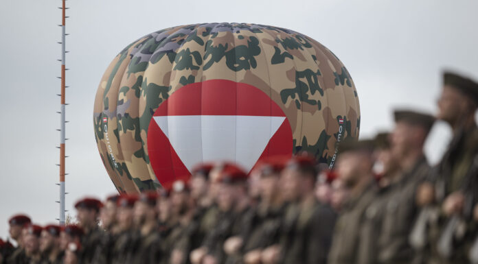 Bundesheer wächst personell deutlich auf Bundesheer-Soldaten vor Heißluftballon – ©Bundesheer/Kulec