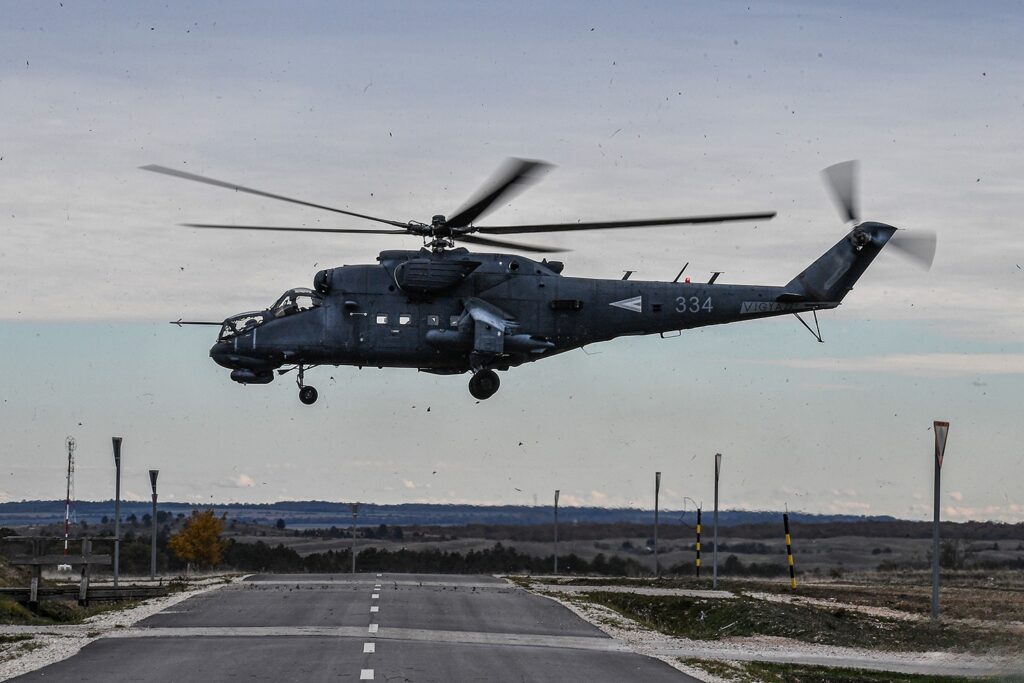 In die Jahre gekommen, aber immer noch imposant: Der ungarische Mi-24 P/V mit der Kennung 334 – ©Ungarn MoD 