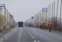 Ukraine wants to equip another 4,000 kilometers of roads with anti-drone nets Ukraine secures roads with anti-drone nets - ©Ukraine MoD