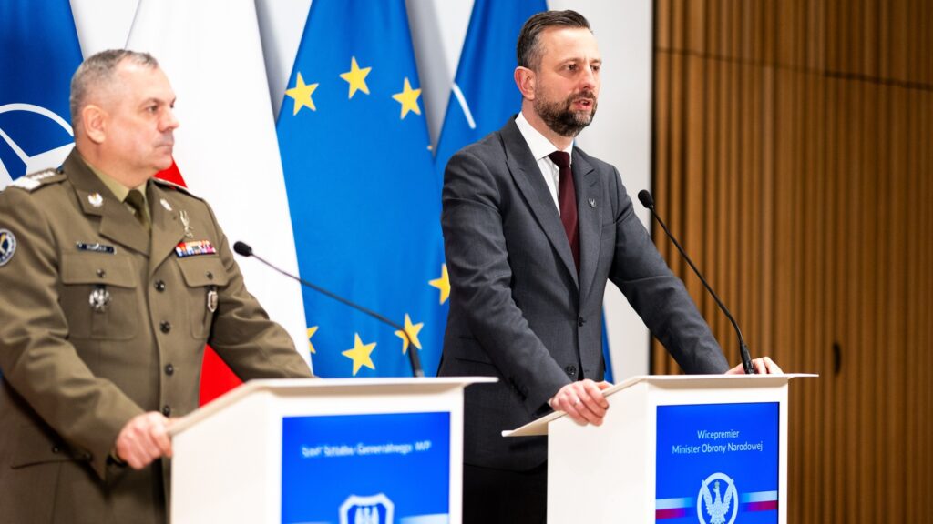 Verteidigungsminister Władysław Kosiniak-Kamysz sowie der Chef des Generalstabs der polnischen Streitkräfte, Wiesław Kukuła, im Heeresmuseum Warschau – ©Polen MoD