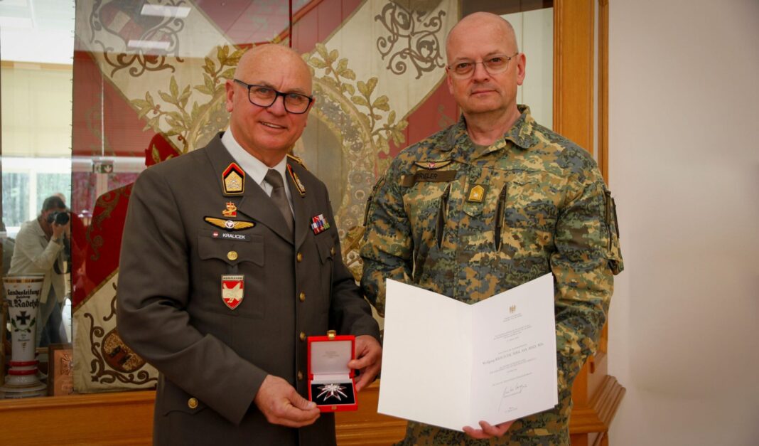 Colonel Wolfgang Kralicek receives the Grand Decoration of Honor for Services to the Republic of Austria - ©Cornelia Leobacher