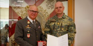 Colonel Wolfgang Kralicek receives Grand Decoration of Honor for Services to the Republic of Austria Colonel Wolfgang Kralicek receives the Grand Decoration of Honor for Services to the Republic of Austria - ©Cornelia Leobacher