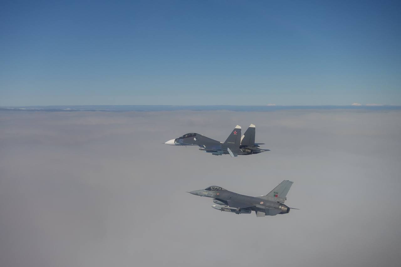Portuguese F-16 intercepts a Russian Su-30SM during a NATO Baltic Air Policing mission from Šiauliai. - ©Portugal MoD Portuguese F-16 intercepts a Russian Su-30SM during a NATO Baltic Air Policing mission from Šiauliai. - ©Portugal MoD
