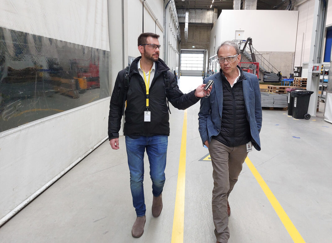 Militär Aktuell-Reporter Stefan Tesch im Gespräch mit GDELS-Manager Thomas Kauffmann – ©Militär Aktuell