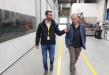 Militär Aktuell reporter Stefan Tesch in conversation with GDELS manager Thomas Kauffmann - ©Militär Aktuell