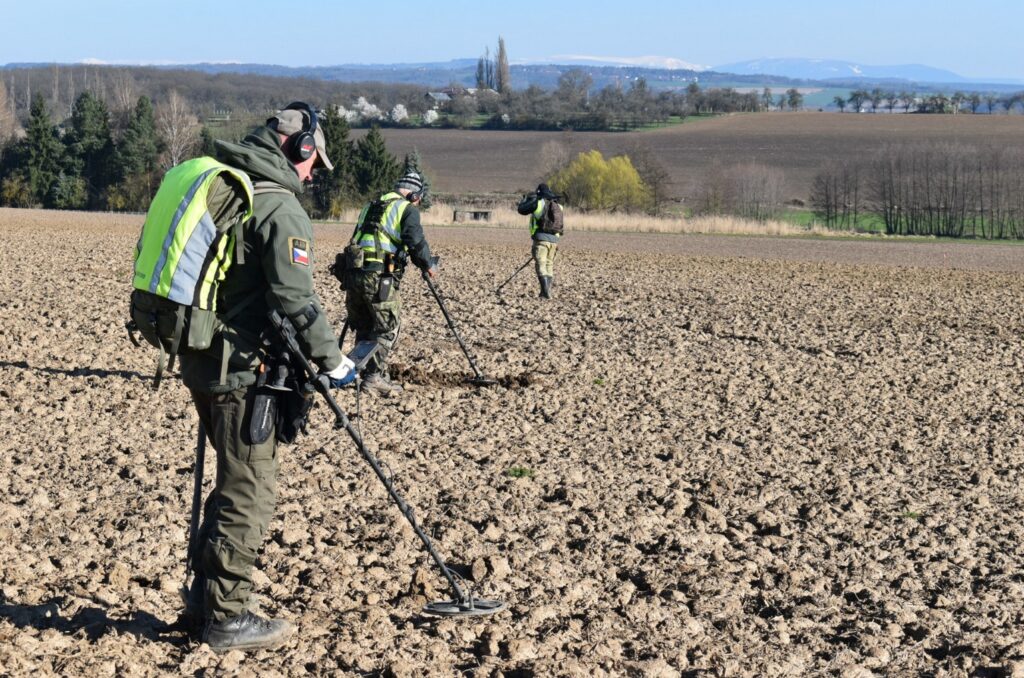The search area is systematically searched by archaeologists using metal detectors - ©Matouš Holas