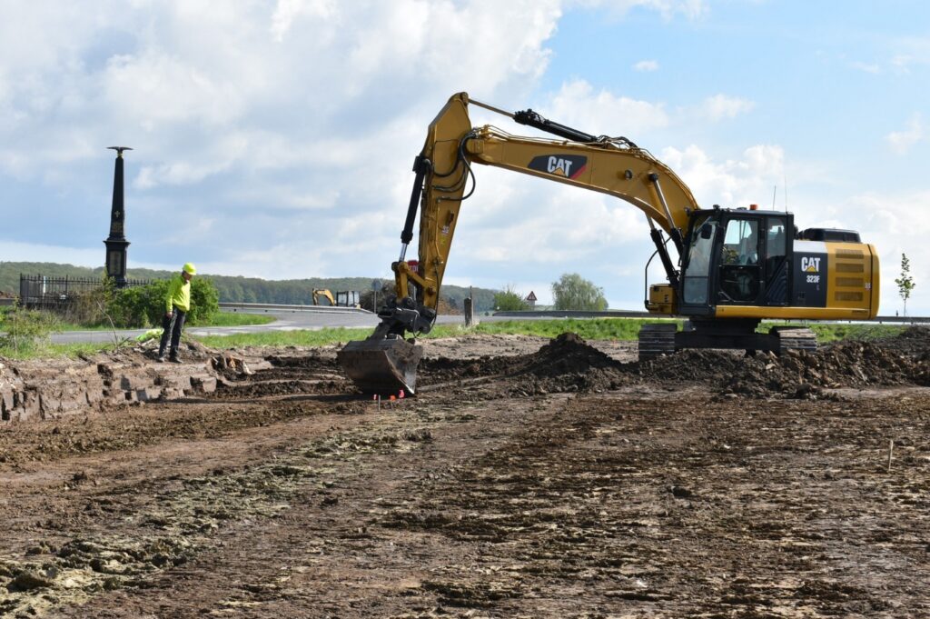 Excavators gradually remove the top layer of soil. The battlefield of Königgrätz is still a real treasure trove today - ©Matouš Holas