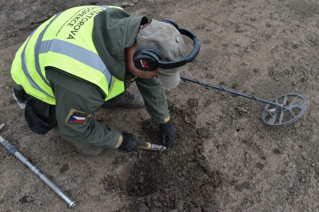 Der eigentliche Arbeitsplatz eines Arch&auml;ologen liegt meistens mitten auf einem Feld &ndash; &copy;Matou&scaron; Holas